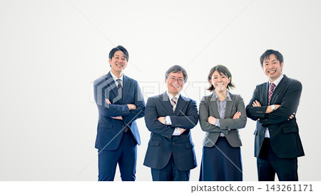 白色背景，左側留有空白，畫面上是一群面帶笑容、穿著西裝、雙臂交叉的商務人士，他們組成了一個商業團隊。 143261171