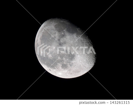 月亮漂浮在夜空中,月齡19年,一輪即將入睡的月亮。 月亮漂浮在夜空中,月齡19年,一輪即將入睡的月亮。 143261315