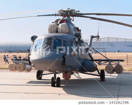 一架俄羅斯空軍的米-8AMT夜間攻擊直升機停在停機坪上。 143262396