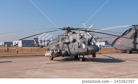 一架俄羅斯空軍的米-8AMT夜間攻擊直升機停在停機坪上。 143262397