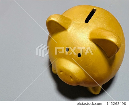 金色小豬存錢罐,象徵儲蓄和財富成長。 金色小豬存錢罐,象徵儲蓄和財富成長。 143262498