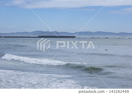 從茅崎柳島海灘眺望三浦半島和江之島。 從茅崎柳島海灘眺望三浦半島和江之島。 143262499