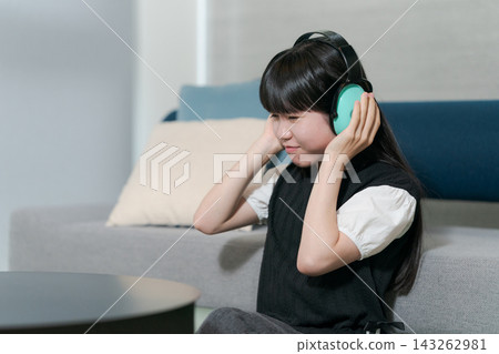 一個戴著降噪耳機的女孩 一個戴著降噪耳機的女孩 143262981