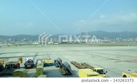 從機場停機坪對面眺望台北市區。 從機場停機坪對面眺望台北市區。 143263373