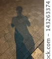 夜晚，路燈照亮街上人的影子。 143263374