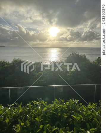 夕陽透過雲層,照亮了沖繩海。 夕陽透過雲層,照亮了沖繩海。 143263376