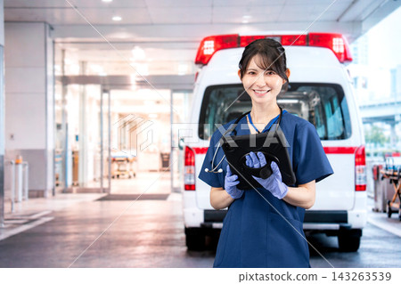 響應救護車呼叫的醫務人員 響應救護車呼叫的醫務人員 143263539