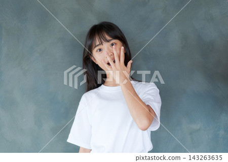 一位驚訝的小學生女孩(灰色背景) 一位驚訝的小學生女孩(灰色背景) 143263635