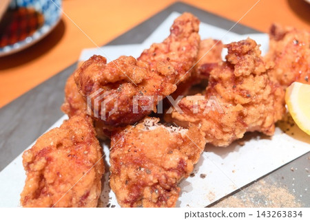 一道經典的居酒屋菜餚，以酥脆的炸雞配檸檬汁為特色。 143263834