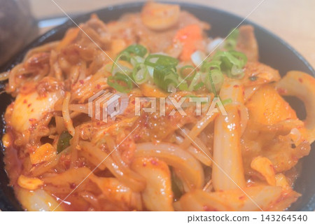 豬肉泡菜炒菜，一道美味辛辣的菜餚，一定會讓您食慾大增。 143264540