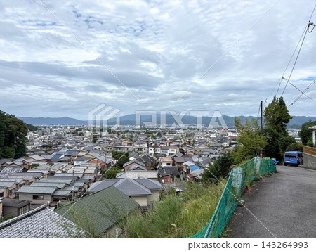 從山頂眺望城市景觀和藍天。 143264993