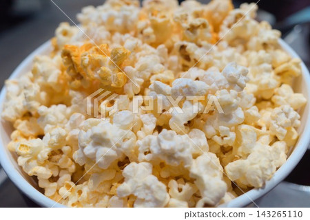 一張特寫照片，展現了一大堆爆米花，非常適合作為看電影或吃零食時的配圖。 143265110