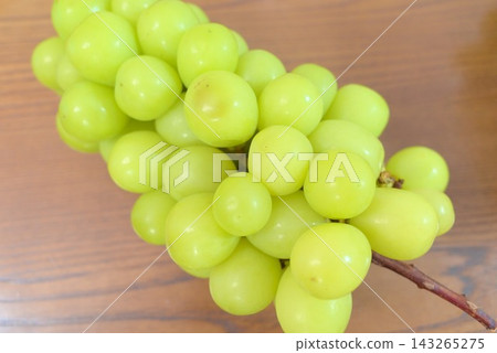 一張新鮮多汁的黃綠色 Shine Muscat 葡萄的特寫，這是一種時令水果。 143265275