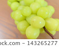 一張新鮮多汁的黃綠色 Shine Muscat 葡萄的特寫，這是一種時令水果。 143265277
