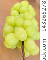 一張新鮮多汁的黃綠色 Shine Muscat 葡萄的特寫，這是一種時令水果。 143265278