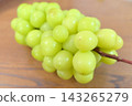 一張新鮮多汁的黃綠色 Shine Muscat 葡萄的特寫，這是一種時令水果。 143265279