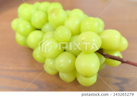 一張新鮮多汁的黃綠色 Shine Muscat 葡萄的特寫，這是一種時令水果。 143265279