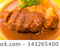 西式菜餚，以厚切肉餅為特色，淋上濃鬱的半釉汁。 143265400