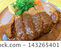 西式菜餚，以厚切肉餅為特色，淋上濃鬱的半釉汁。 143265401