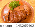 西式菜餚，以厚切肉餅為特色，淋上濃鬱的半釉汁。 143265402