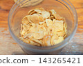 蒜片，是將炸蒜片當作菜餚的食材。 143265421