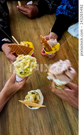 A scene of enjoying time together with ice cream. A scene of enjoying time together with ice cream. 143265492