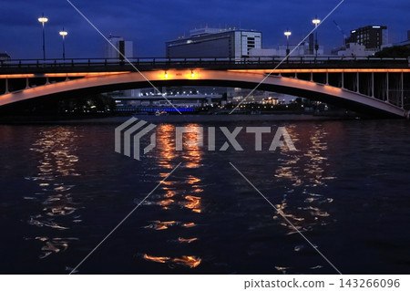 天神橋大橋及天滿站週邊地區夜景,燈火通明,水邊風光旖旎。 天神橋大橋及天滿站週邊地區夜景,燈火通明,水邊風光旖旎。 143266096