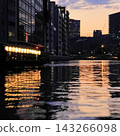 夕陽西下，一艘船屋沿著中之島的堂島川緩緩駛向難波大橋。 （方形圖片） 143266098