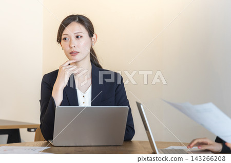 開會的女員工 143266208