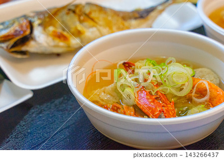 日式海鮮套餐,內含蟹湯和烤魚。 日式海鮮套餐,內含蟹湯和烤魚。 143266437