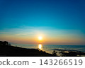 金色的夕陽緩緩灑在平靜的海面和嶙峋的海岸上。 143266519