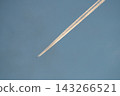 一架客機飛過藍天，身後留下兩條尾跡。 143266521
