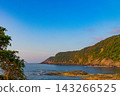 海岸景觀，包括岩礁和麵向蔚藍大海的綠色懸崖。 143266525