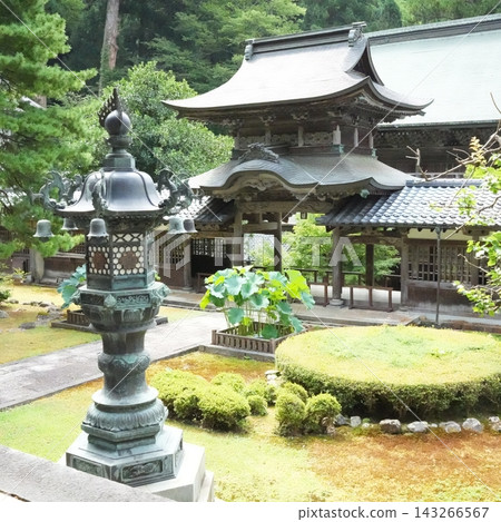 Lantern at the Chujakumon Gate of Eihei-ji Temple, the head temple of the Soto Zen sect. 143266567