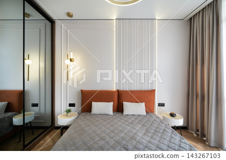 Symmetric bedroom design with terracotta headboard and decorative wall panels Symmetric bedroom design with terracotta headboard and decorative wall panels 143267103