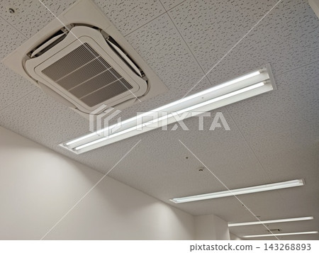 正在運轉的商用空調和LED照明燈具 正在運轉的商用空調和LED照明燈具 143268893