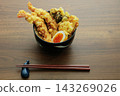 一碗盛滿酥脆天婦羅的天婦羅飯，典型的日本料理圖片。 143269026