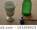 晚上享用飲品的餐桌擺設：清酒杯、清酒瓶和筷子。 143269029