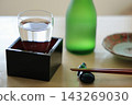 餐桌擺設圖，圖中可見盛滿清酒的玻璃杯和枡（木製清酒杯）、清酒瓶和日式餐盤。 143269030