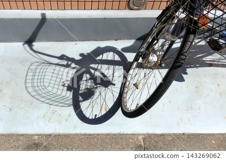 一輛自行車和一片綠樹成蔭的景色 一輛自行車和一片綠樹成蔭的景色 143269062