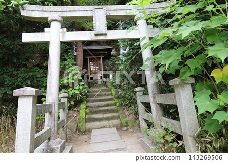 這是神奈川縣鎌倉市最古老的寺廟—杉本寺的寺院景色。 143269506