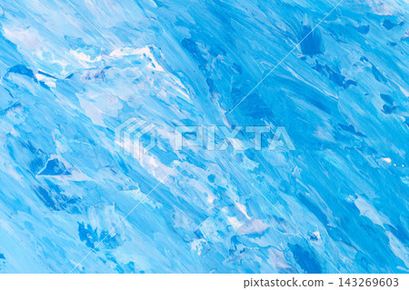 The rough paint job, with its light blue and white accents, expresses a refreshing sense of health. 143269603