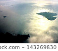 夕陽西下，大海和島嶼波光粼粼。 143269830