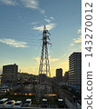日落、輸電塔和城鎮 143270012