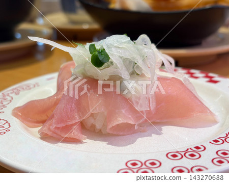 帕瑪火腿握壽司,上面撒有洋蔥絲 帕瑪火腿握壽司,上面撒有洋蔥絲 143270688