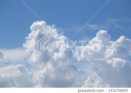 夏日積雲漂浮在藍天之上 夏日積雲漂浮在藍天之上 143270693