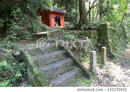 大阪府三島郡鹽王神社的庭院景色。 大阪府三島郡鹽王神社的庭院景色。 143270942