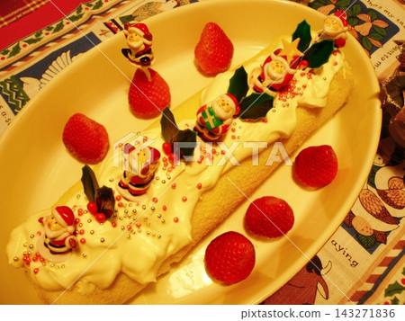 聖誕蛋糕:聖誕老人和草莓 聖誕蛋糕:聖誕老人和草莓 143271836