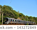 這是神戶電氣鐵道青線的一列火車，行駛在藍天綠樹環繞的風景中。 143272849
