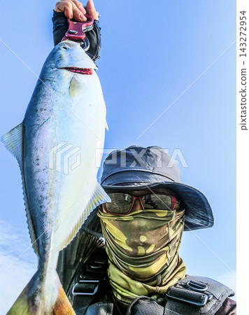漁夫釣到一條藍魚後欣喜若狂。 漁夫釣到一條藍魚後欣喜若狂。 143272954